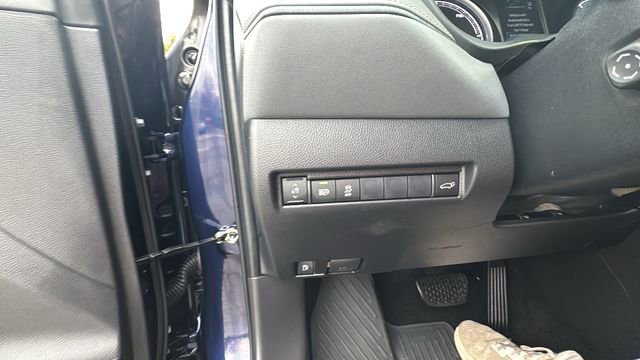 Used 2021 Toyota Venza LE image 15