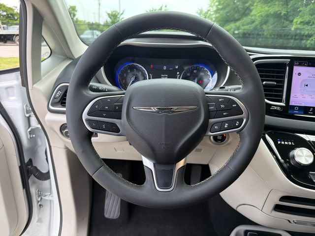 Used 2023 Chrysler Pacifica Touring-L FWD image 17