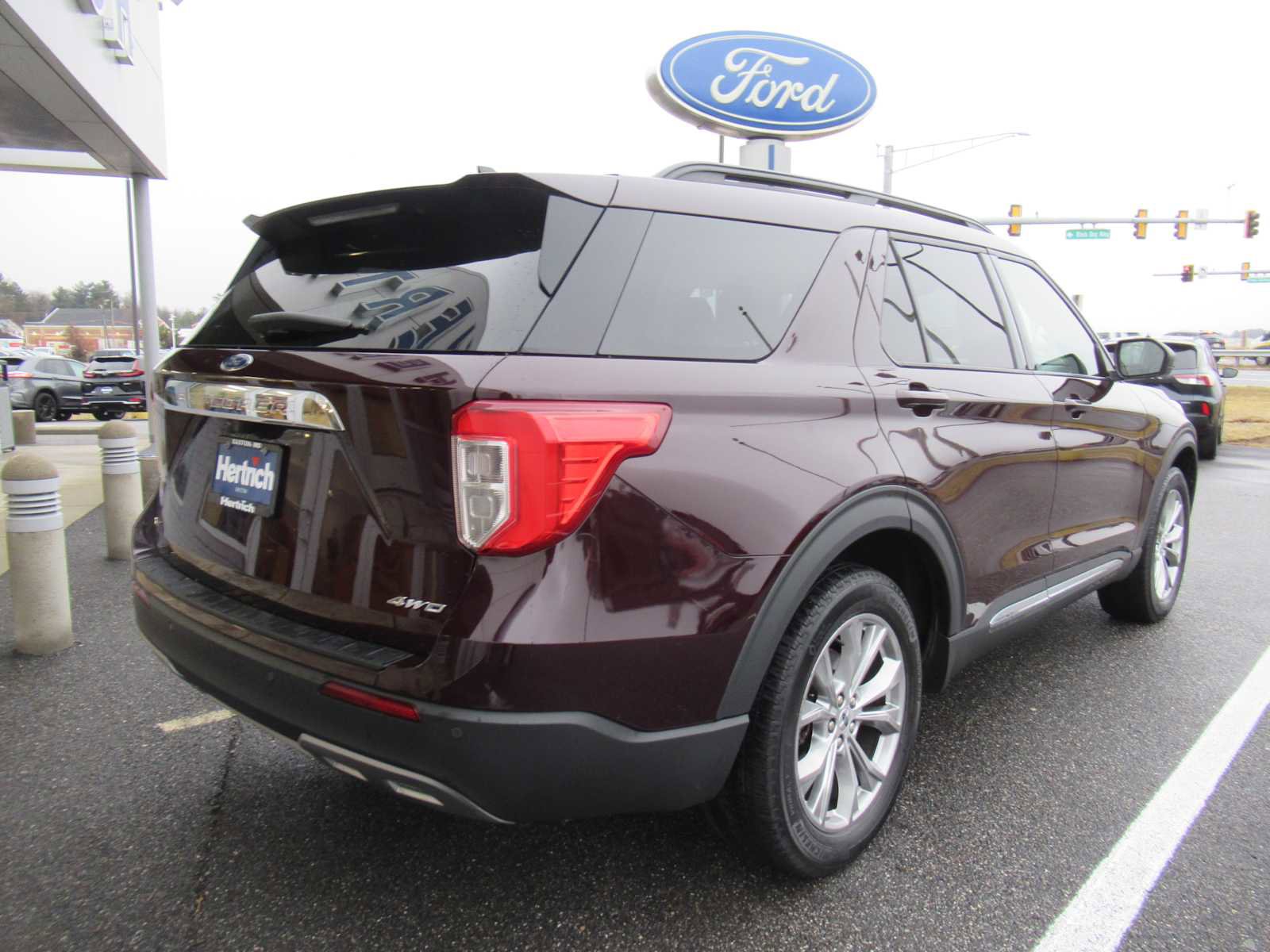 Used 2022 Ford Explorer XLT w/ Equipment Group 202A image 5