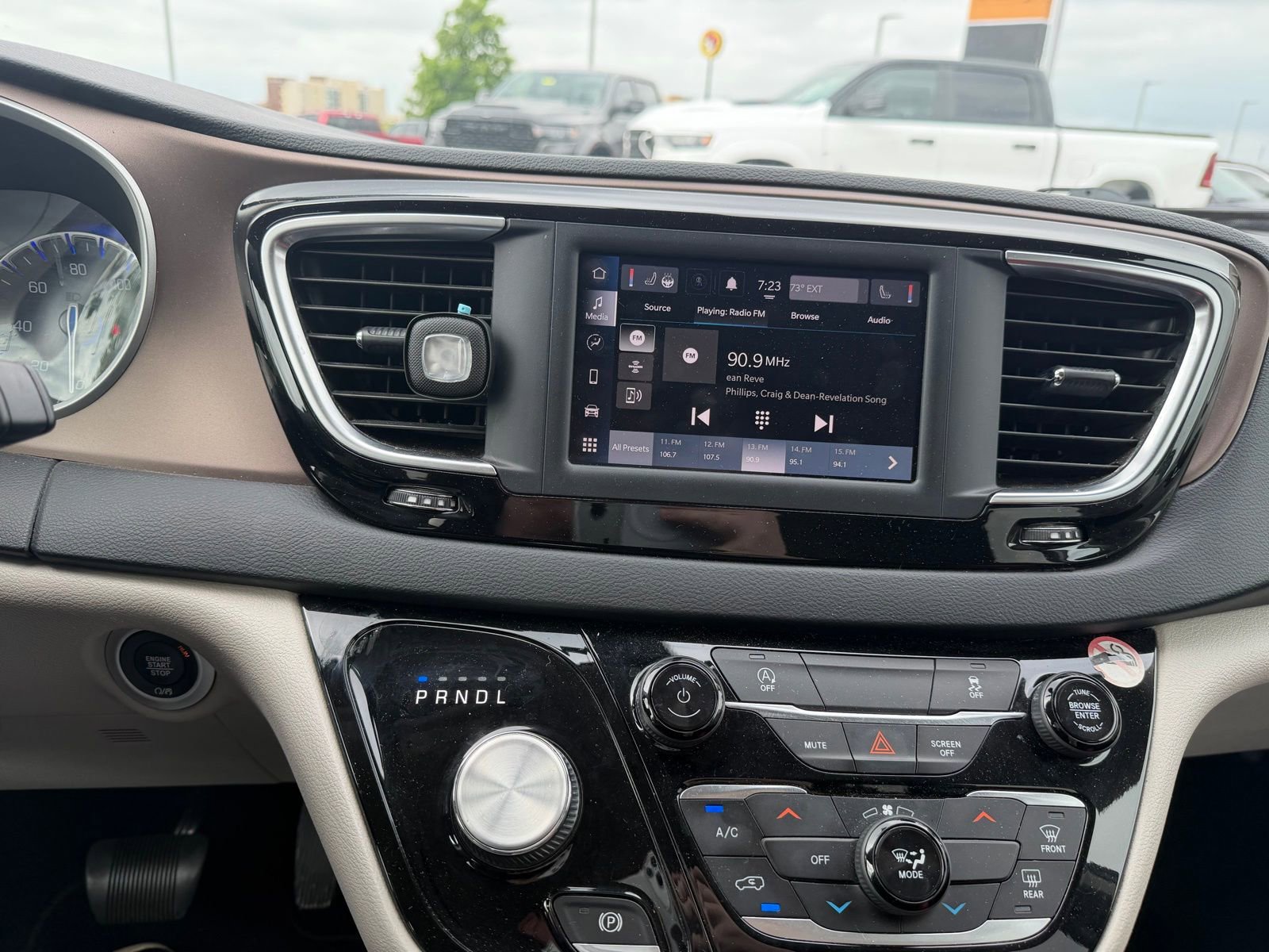 Used 2022 Chrysler Voyager LX image 10