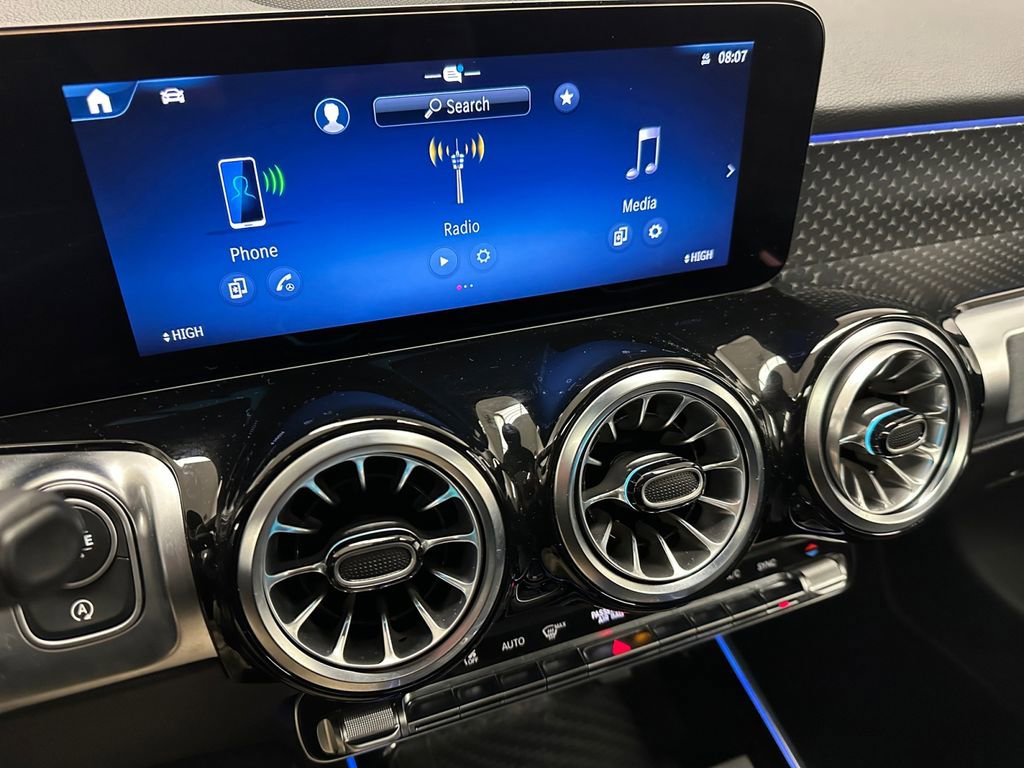 Used 2025 Mercedes-Benz GLB 250 4MATIC image 21