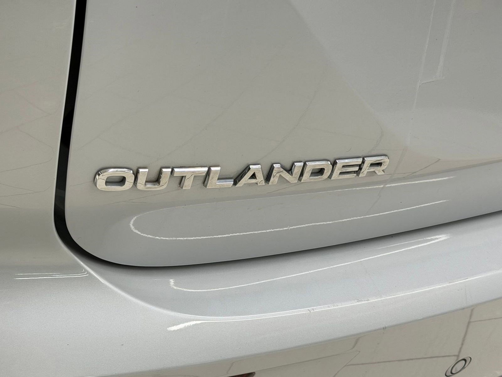 Used 2025 Mitsubishi Outlander ES image 32