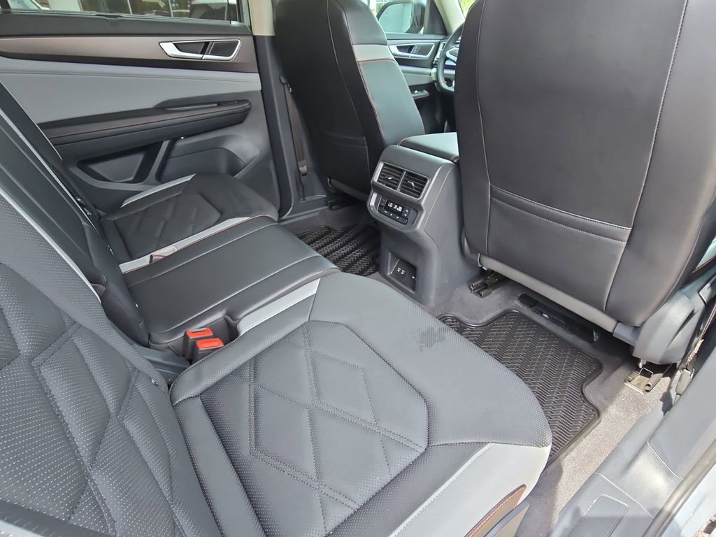 Used 2024 Volkswagen Atlas Peak Edition SE AWD/4WD image 11