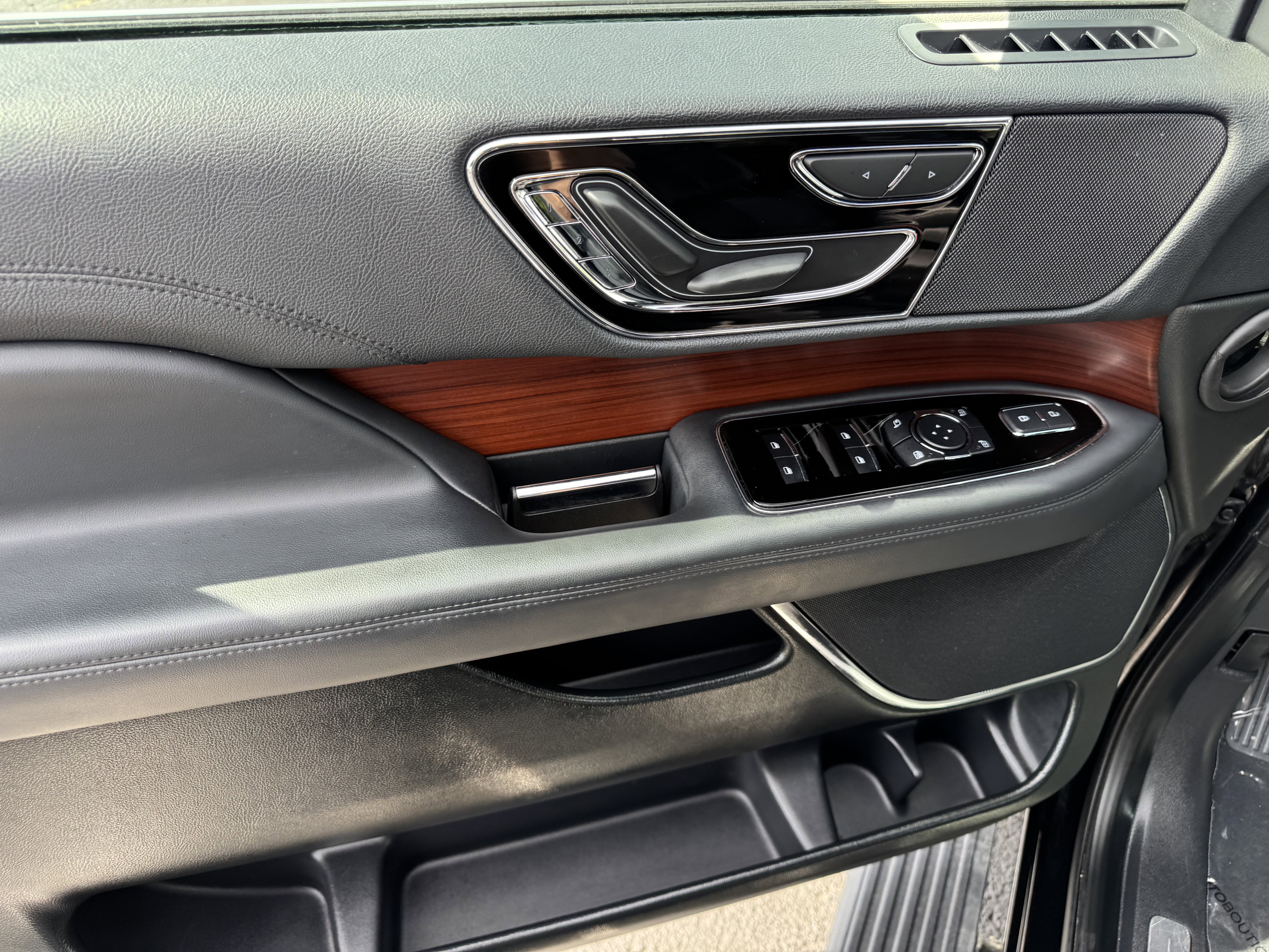 Used 2024 Lincoln Navigator L 4WD image 21