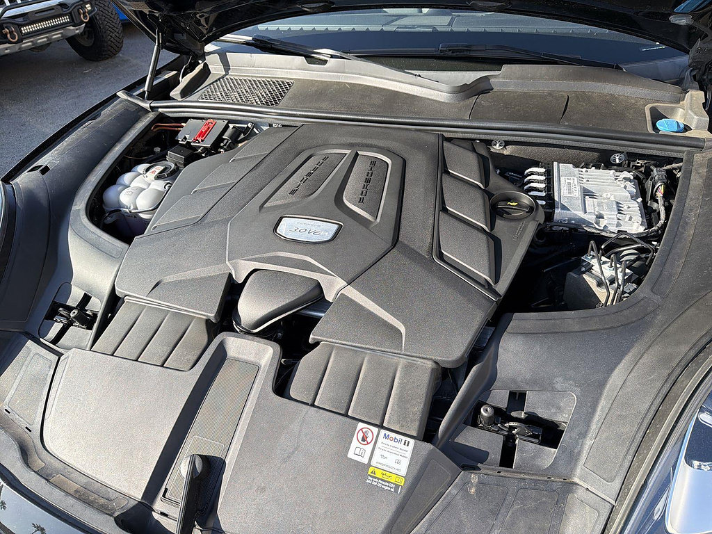 Used 2023 Porsche Cayenne AWD/4WD image 30