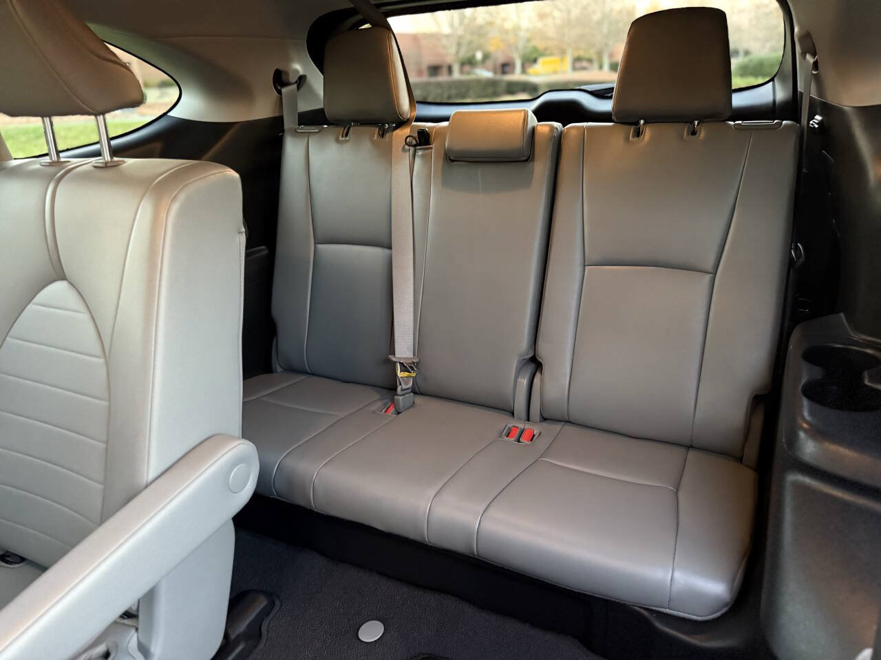 Used 2021 Toyota Highlander XLE FWD image 18