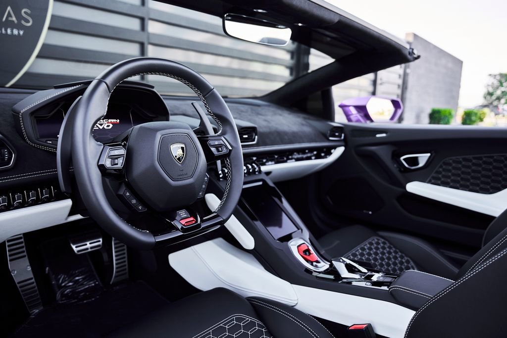 Used 2024 Lamborghini Huracan EVO image 2