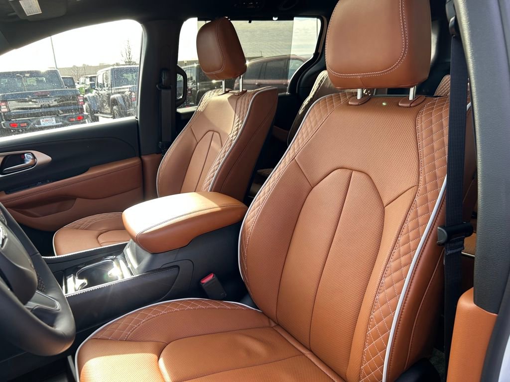 New 2026 Chrysler Pacifica Pinnacle image 23