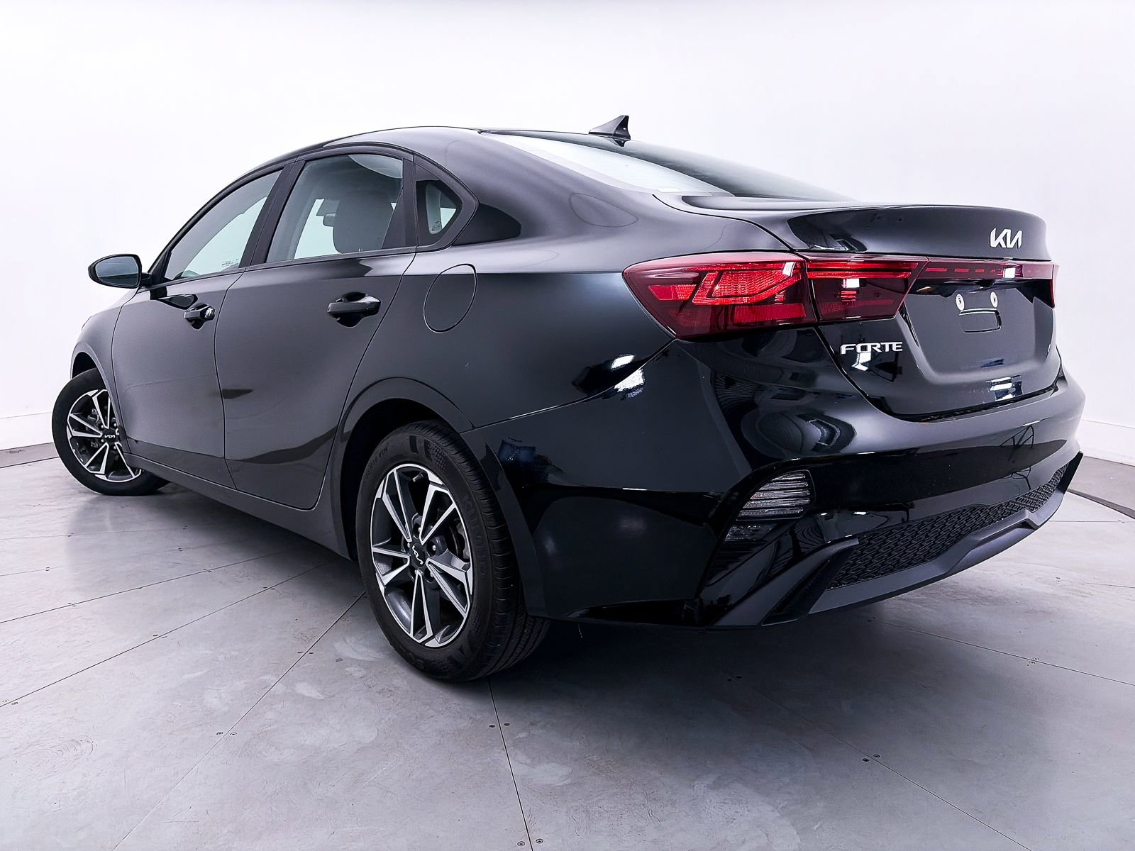 Used 2022 Kia Forte LXS FWD image 2