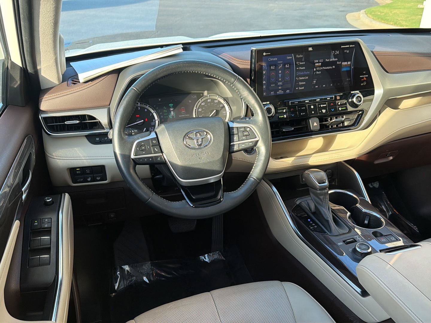 Used 2022 Toyota Highlander Platinum AWD/4WD image 19