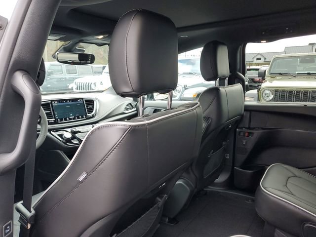 New 2026 Chrysler Pacifica Limited image 12