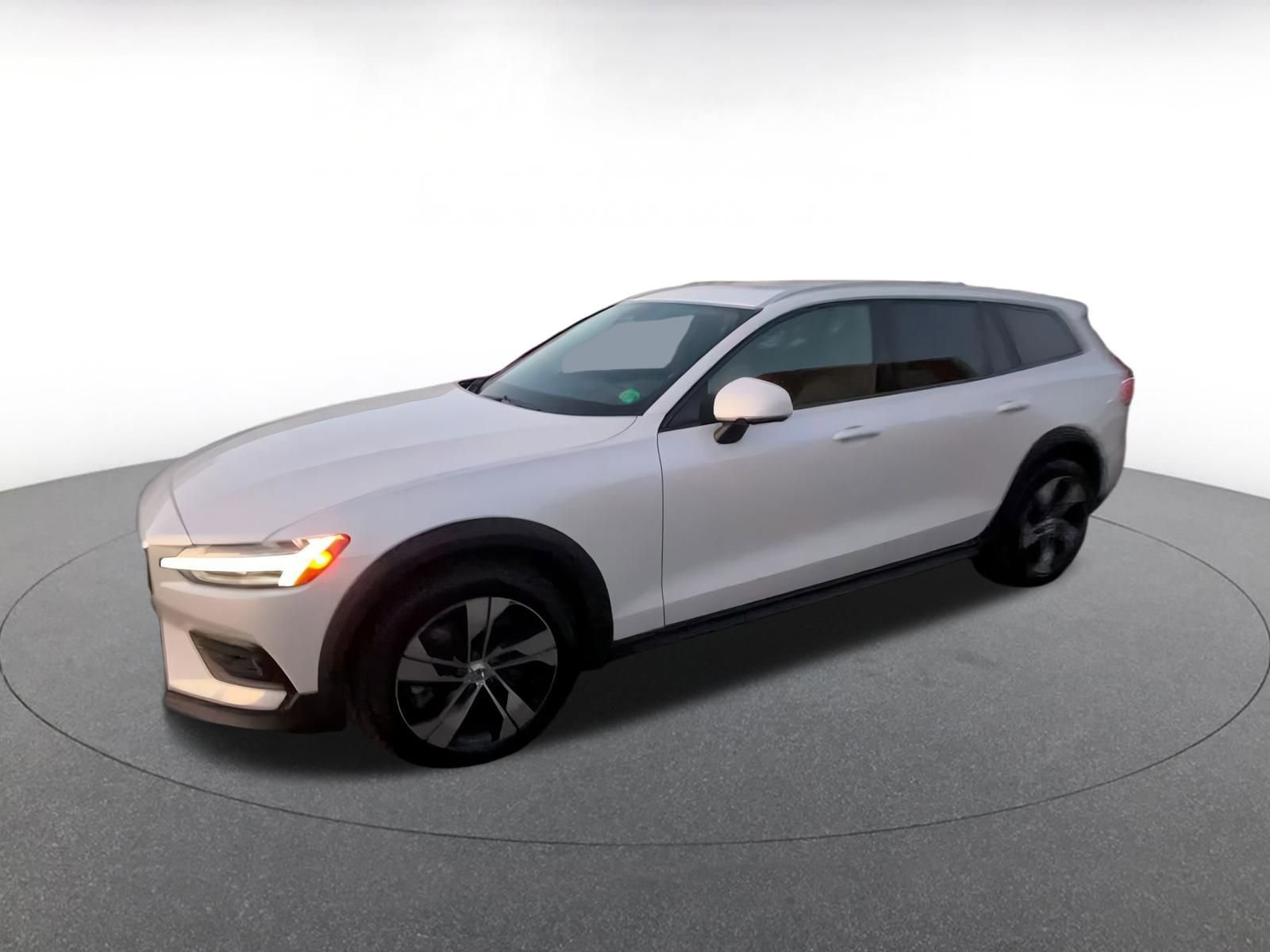 Used 2025 Volvo V60 B5 Cross Country Plus image 8