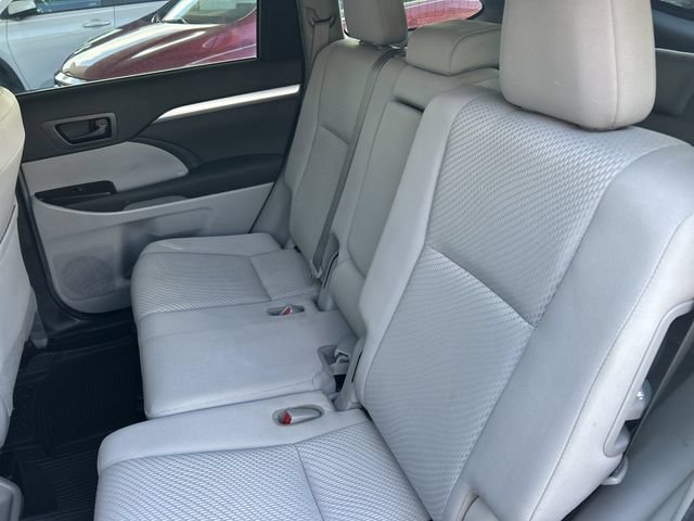 Used 2019 Toyota Highlander LE FWD image 29