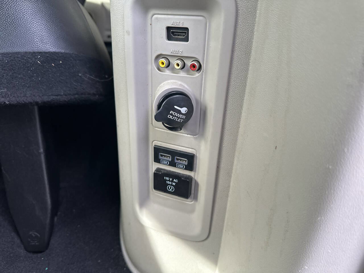 Used 2016 Chrysler Town & Country Touring w/ Driver Convenience Group image 9