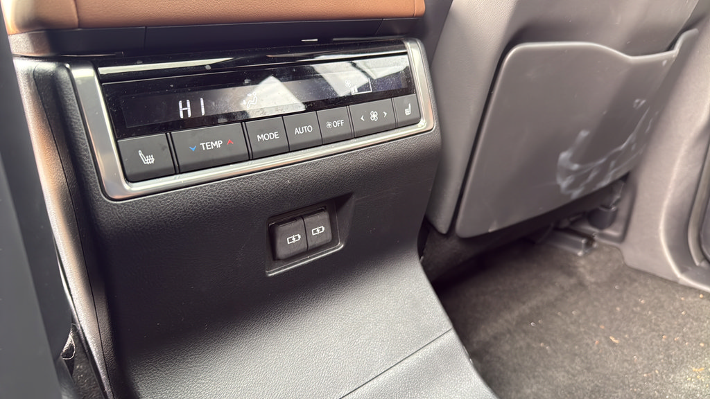 Used 2024 Lexus GX 550 w/ Accessory Package (2T) AWD/4WD image 16