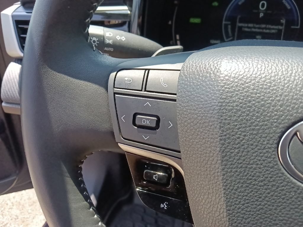 Used 2025 Toyota Camry SE w/ Convenience Package FWD image 18