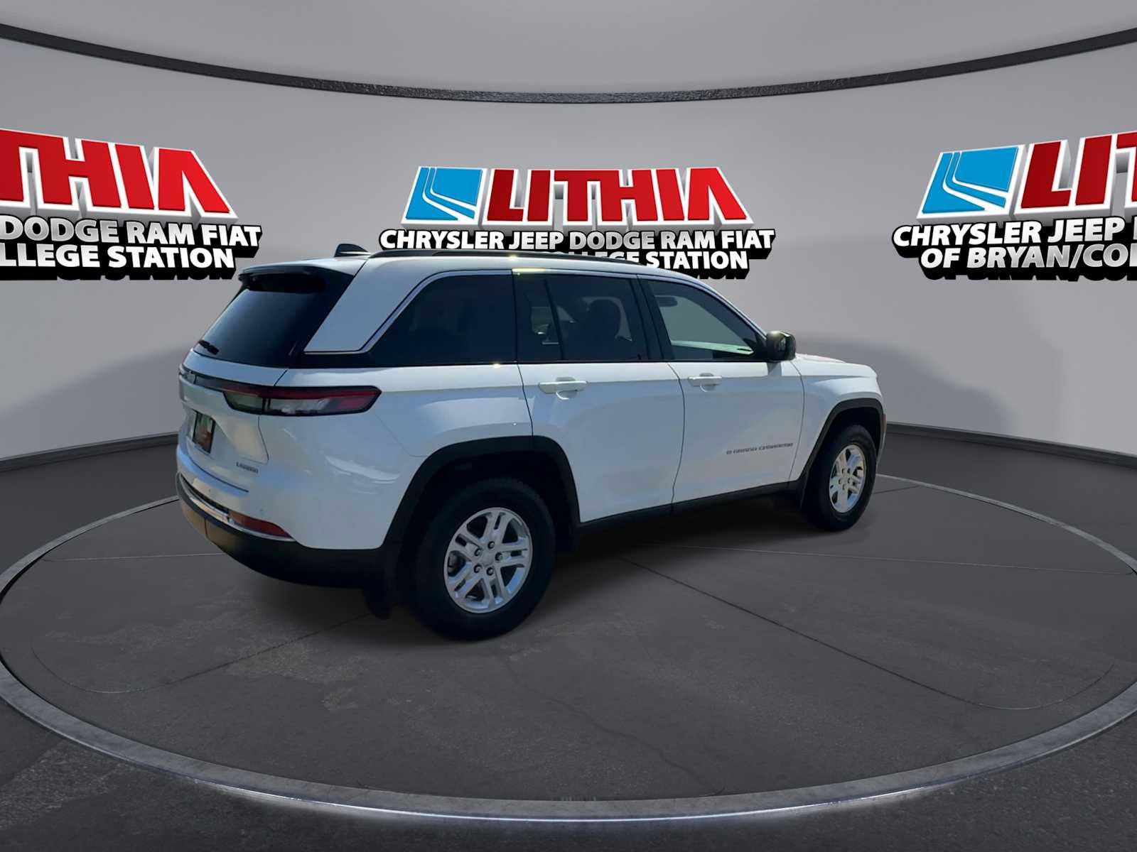 Used 2025 Jeep Grand Cherokee Laredo w/ MOPAR Finishing Package RWD image 8