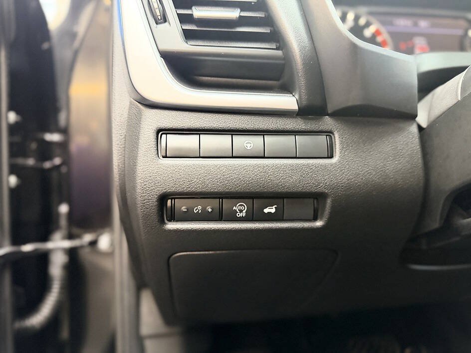 Used 2025 Nissan Rogue SV FWD image 7