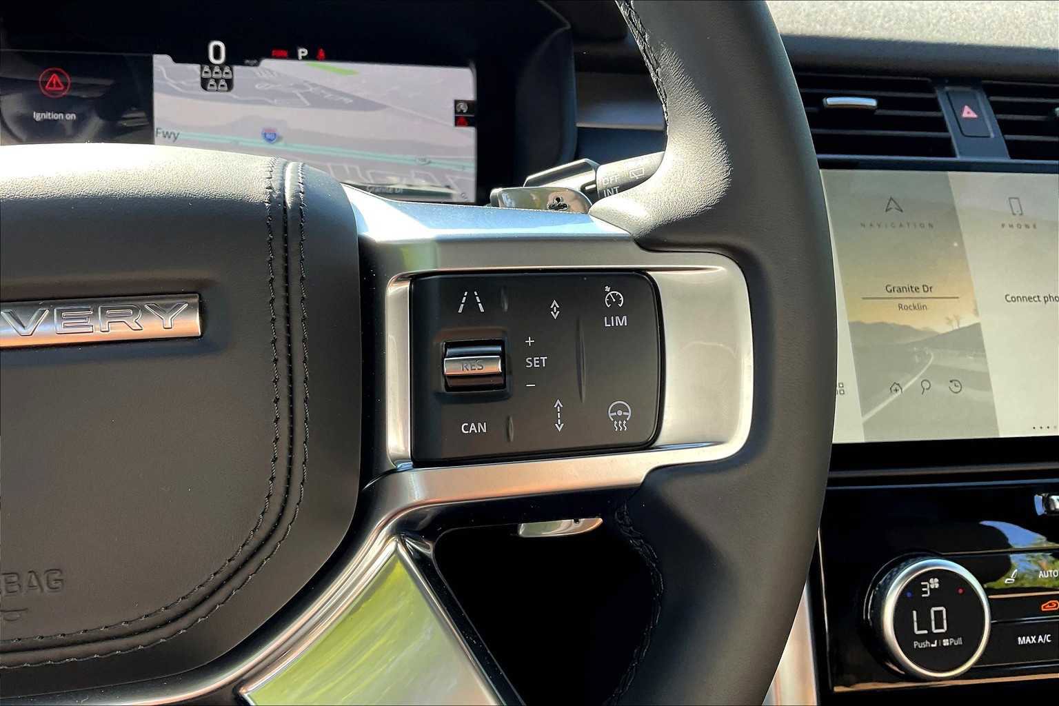 New 2025 Land Rover Discovery Dynamic SE image 18