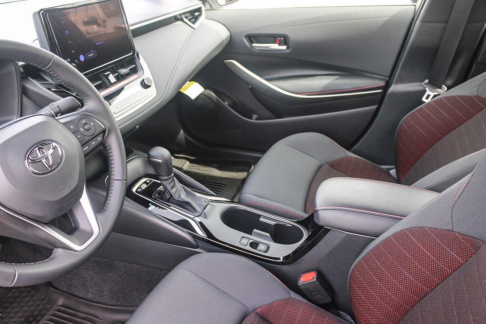 Used 2025 Toyota Corolla SE w/ Convenience Package image 18