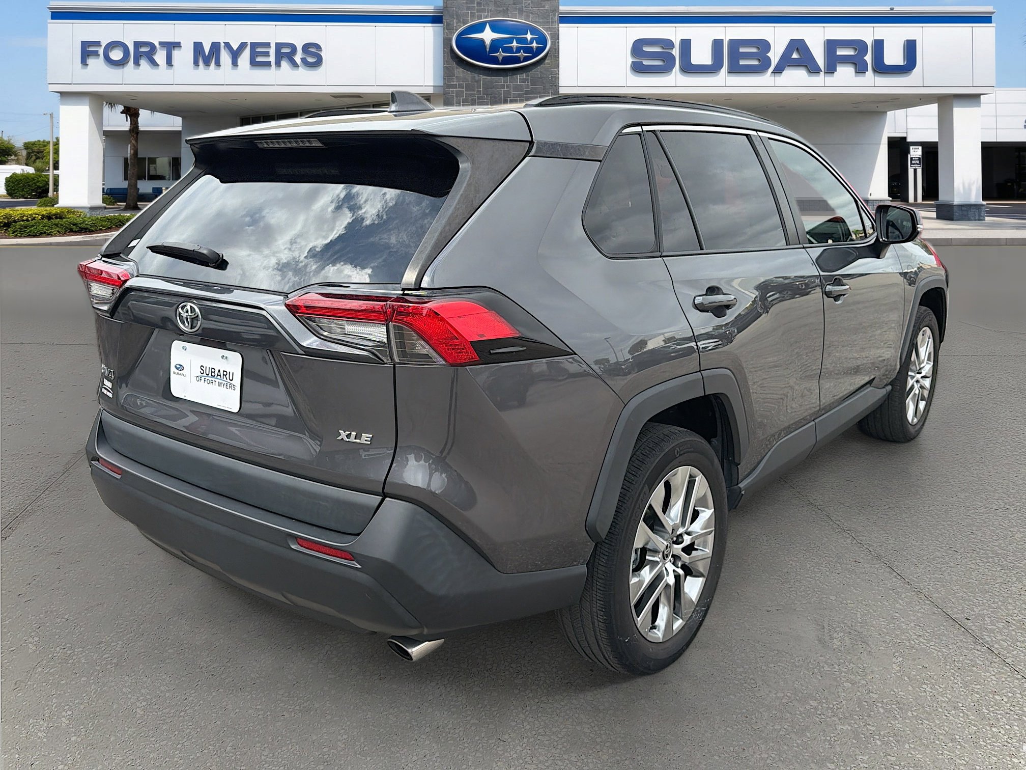 Used 2021 Toyota RAV4 XLE Premium image 3