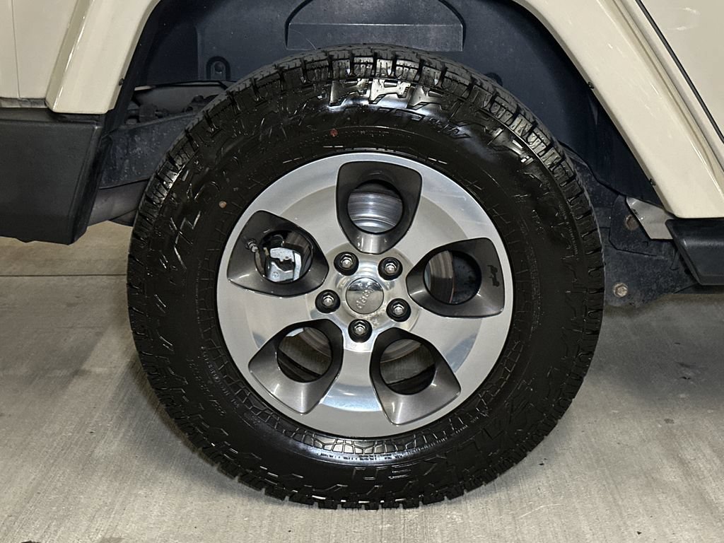 Used 2017 Jeep Wrangler Unlimited Sahara w/ Max Tow Package AWD/4WD image 6