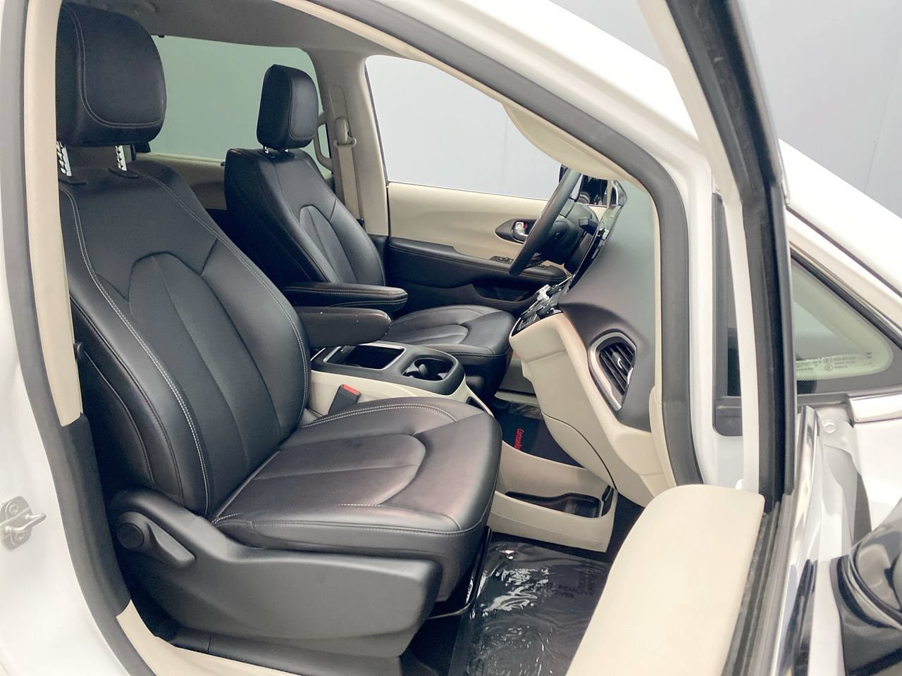 Used 2024 Chrysler Pacifica Touring-L FWD image 22