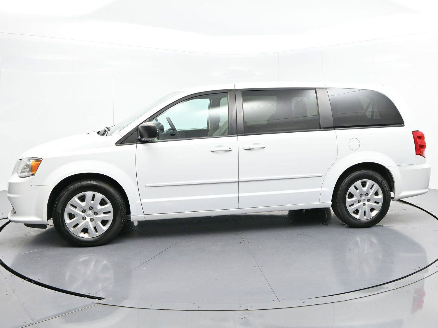 Used 2017 Dodge Grand Caravan SE FWD image 4