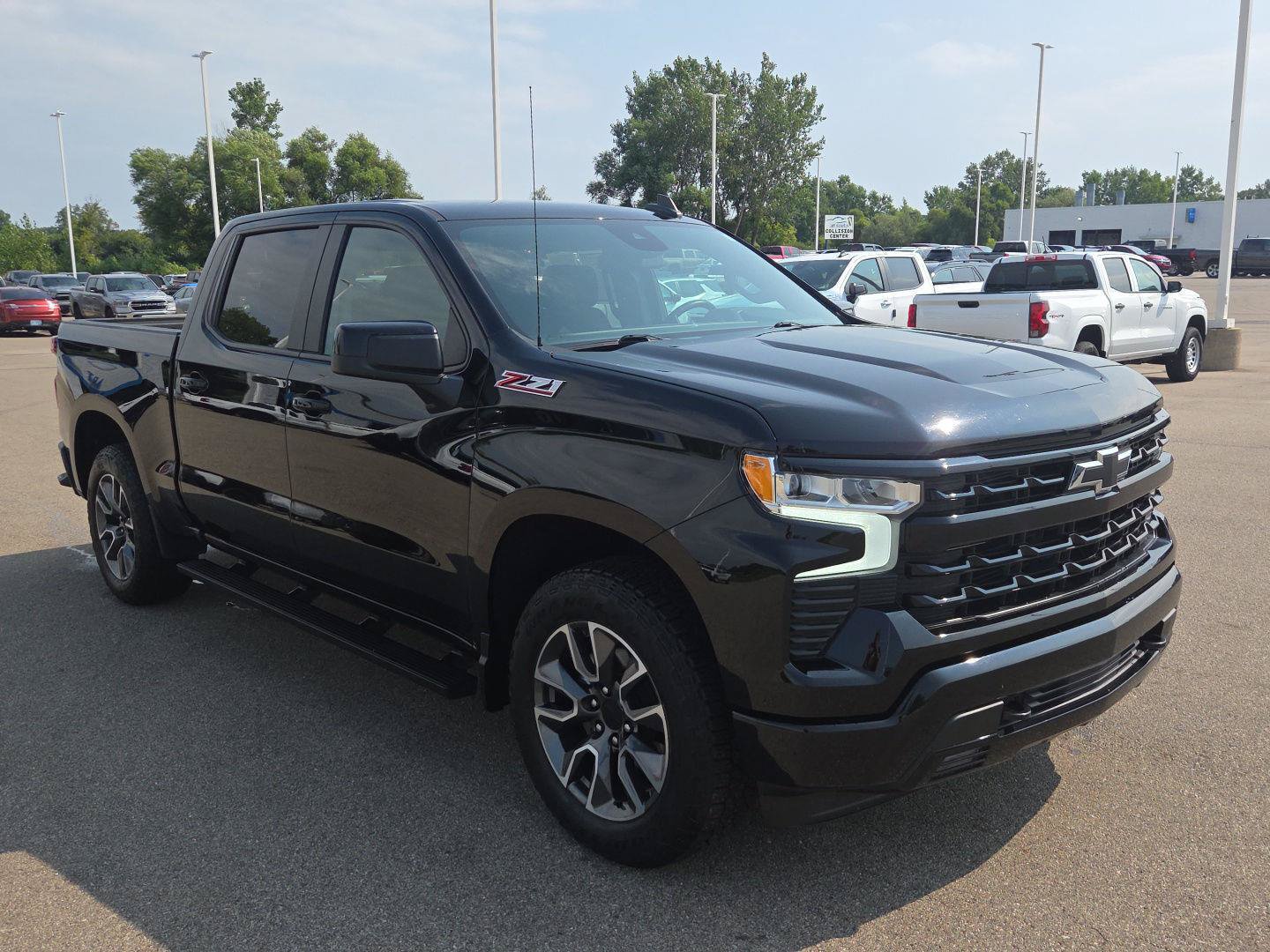Used 2023 Chevrolet Silverado 1500 RST w/ Z71 Off-Road Package AWD/4WD image 8