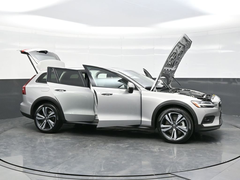 Used 2025 Volvo V60 B5 Cross Country Plus AWD/4WD image 39