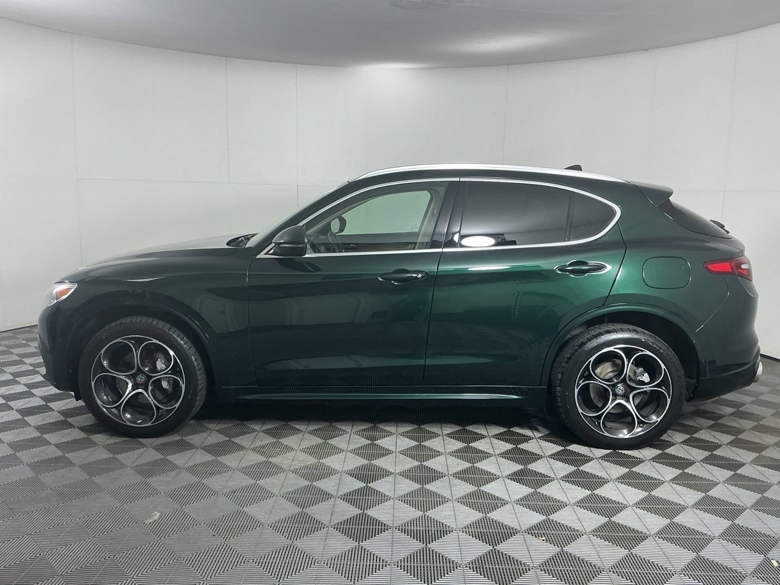 Used 2020 Alfa Romeo Stelvio Ti Lusso w/ Quick Order Package 22X Lusso AWD/4WD image 5