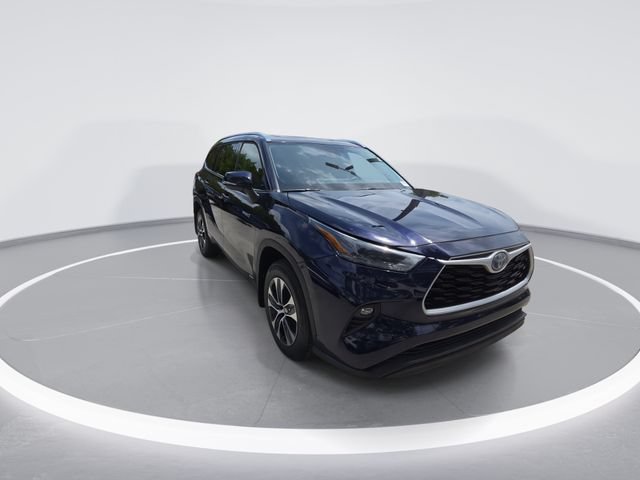 Used 2021 Toyota Highlander XLE AWD/4WD image 2
