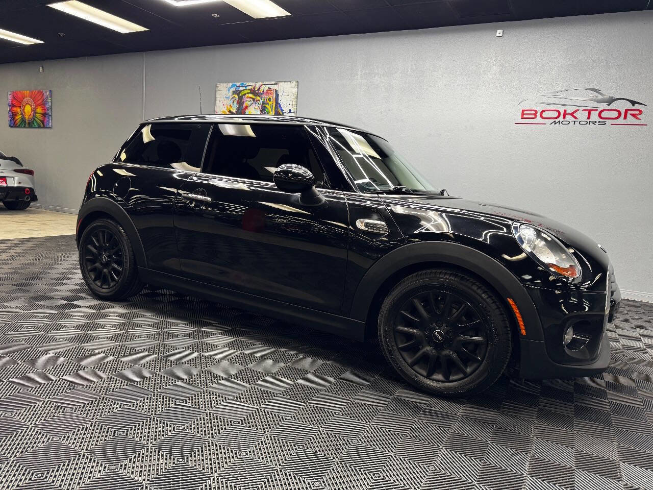 Used 2018 MINI Cooper 2-Door Hardtop w/ Signature Line Package video 1