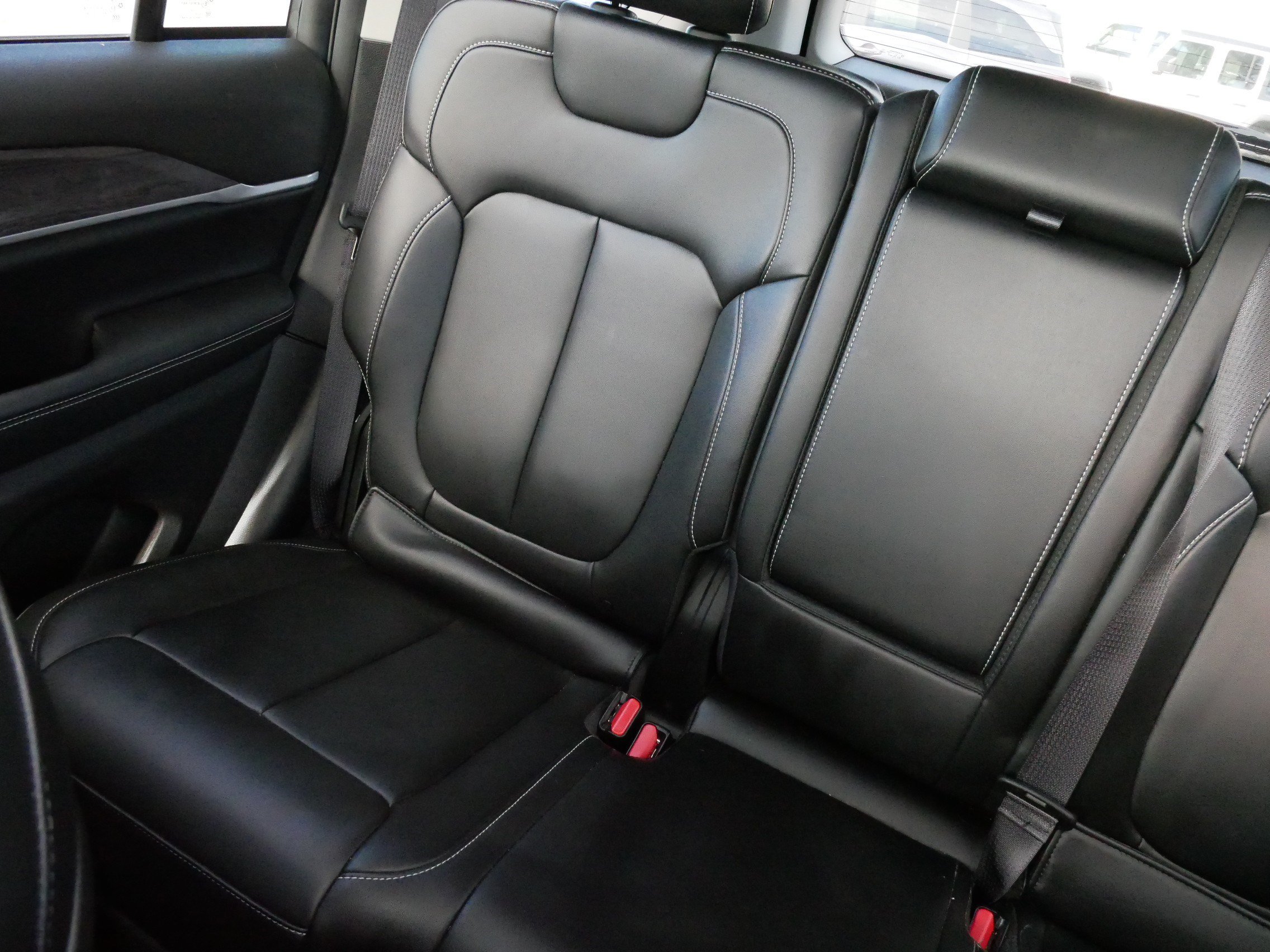 Used 2023 Jeep Grand Cherokee Limited w/ Black Appearance Package AWD/4WD image 12