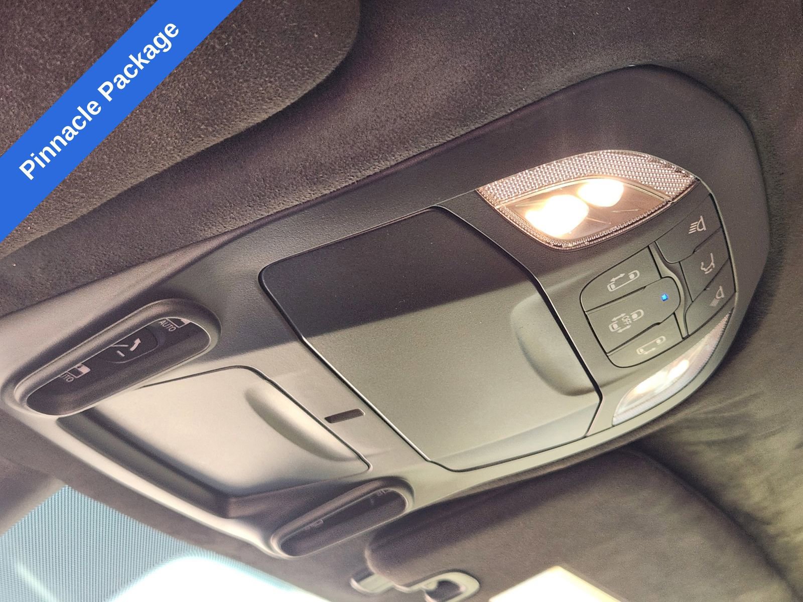 Used 2025 Chrysler Pacifica Pinnacle image 35