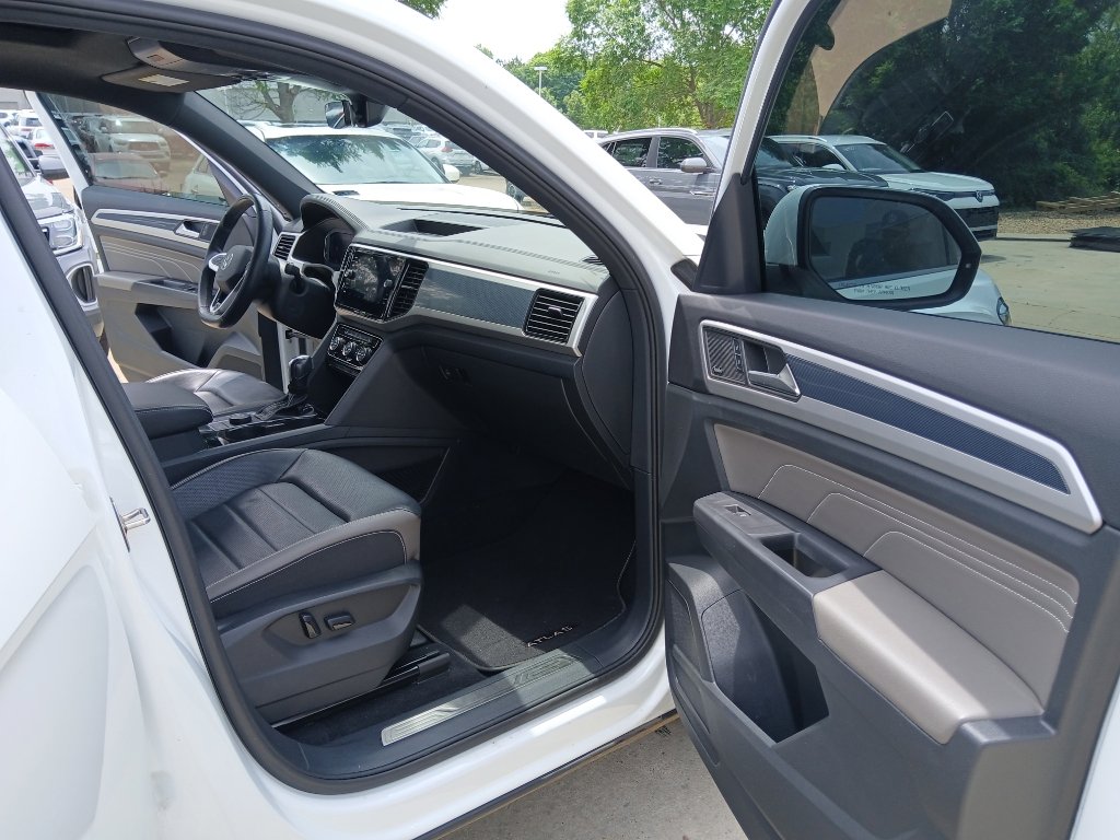 Used 2023 Volkswagen Atlas Cross Sport SEL Premium R-Line AWD/4WD image 25