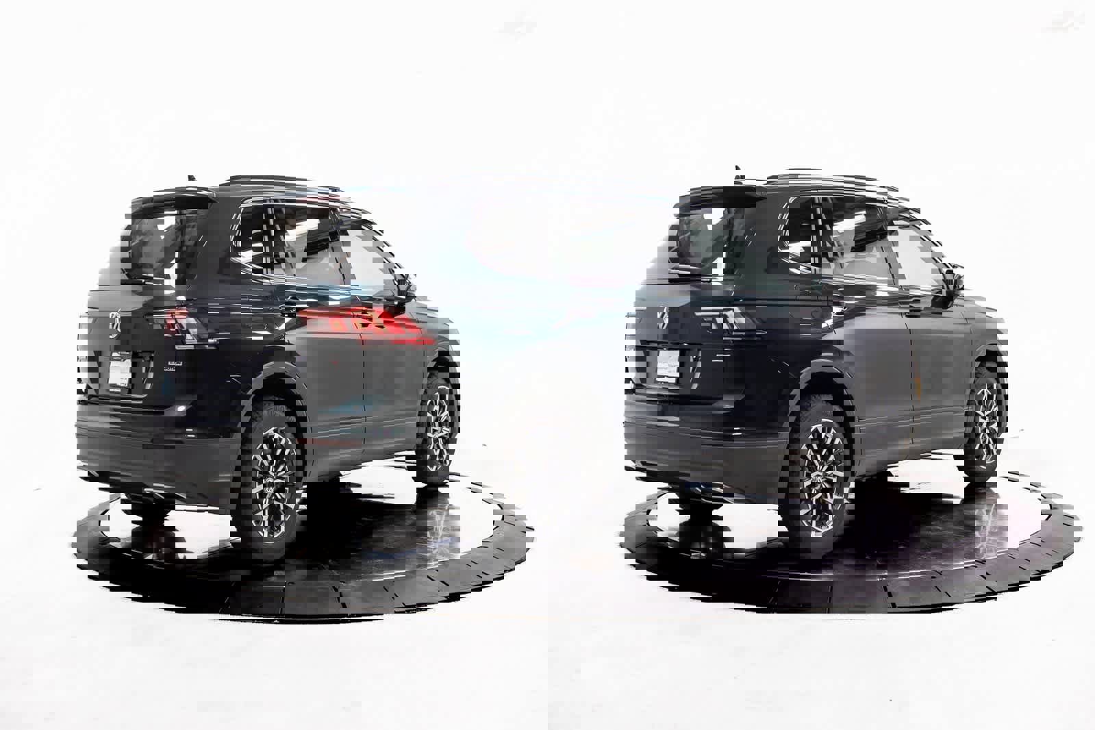 Used 2019 Volkswagen Tiguan SE w/ Panoramic Sunroof Package image 9