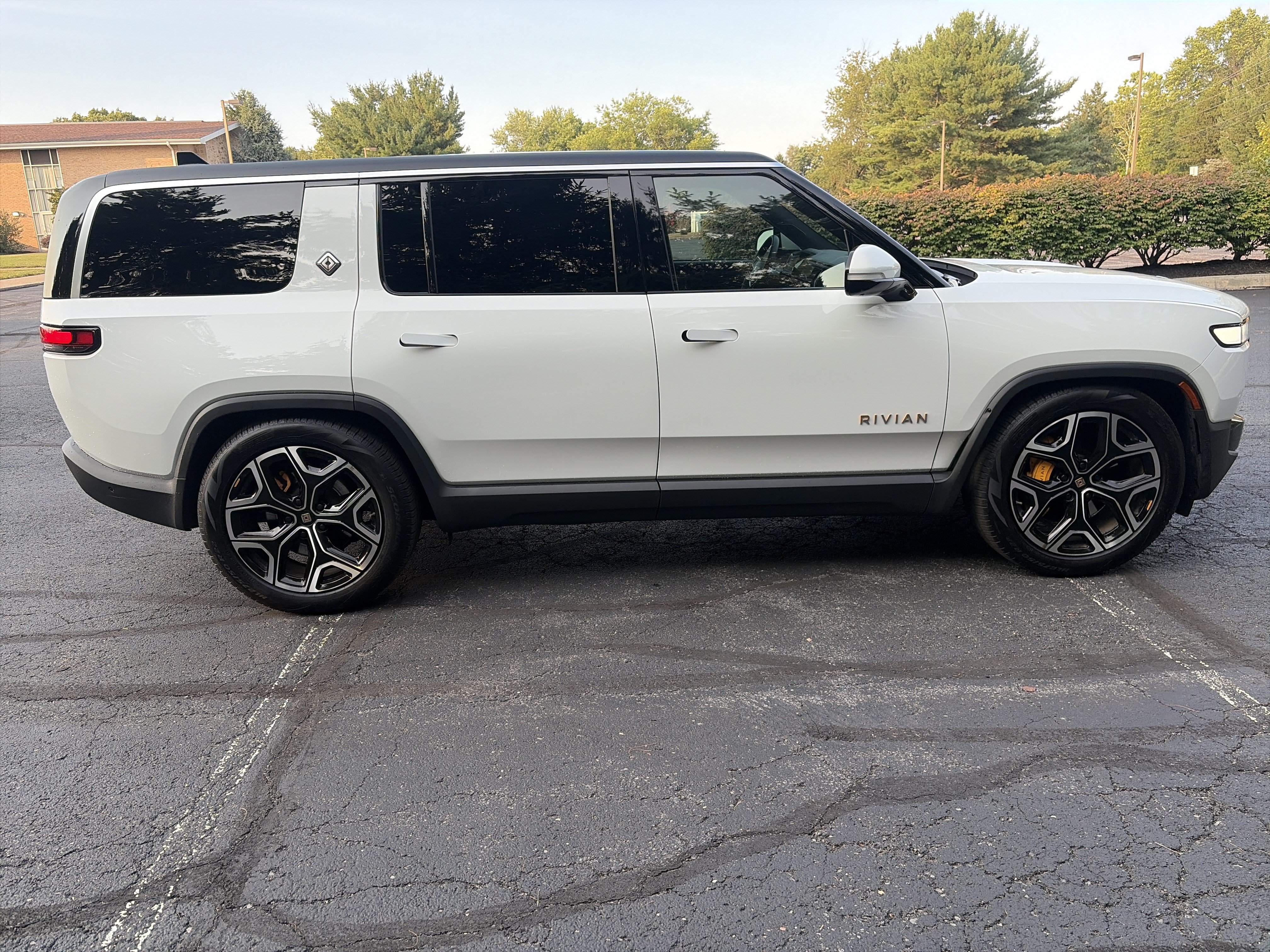 Used 2022 Rivian R1S Launch Edition AWD/4WD image 4