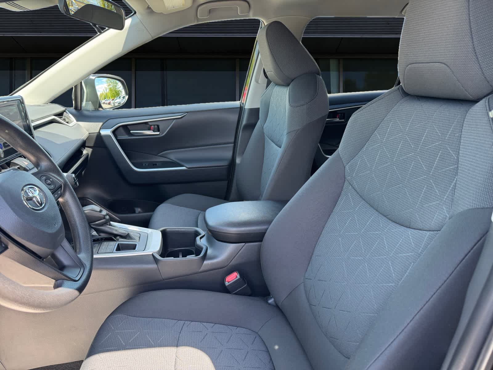 Used 2025 Toyota RAV4 XLE AWD/4WD image 2