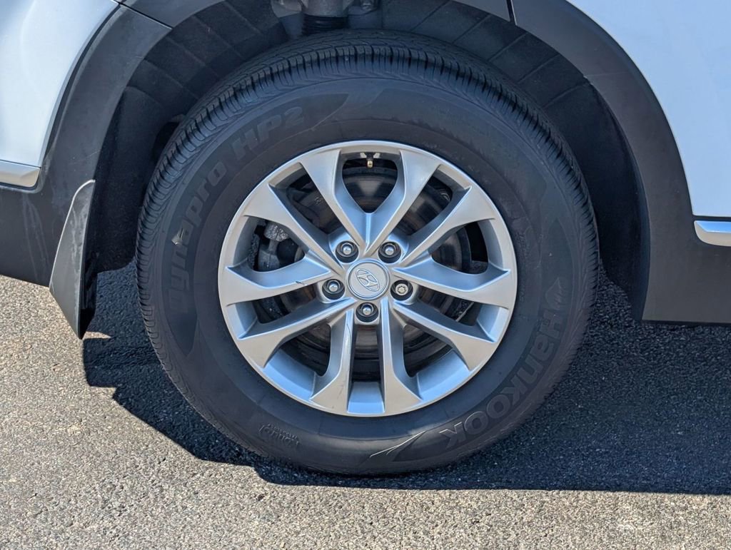 Used 2020 Hyundai Santa Fe SE image 12