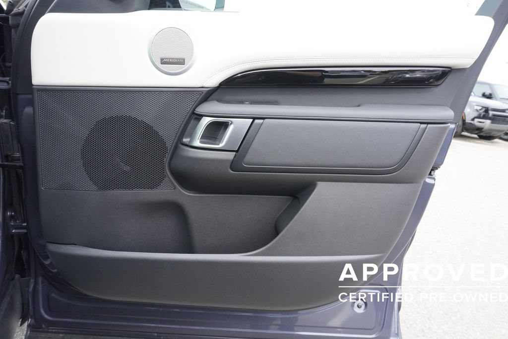 Used 2025 Land Rover Discovery S AWD/4WD image 21