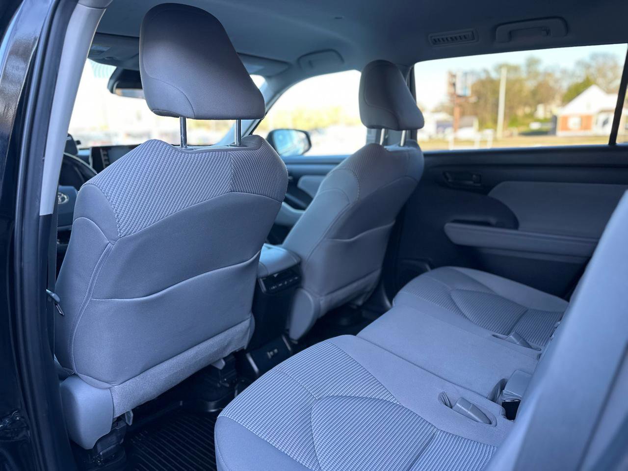 Used 2020 Toyota Highlander LE FWD image 33