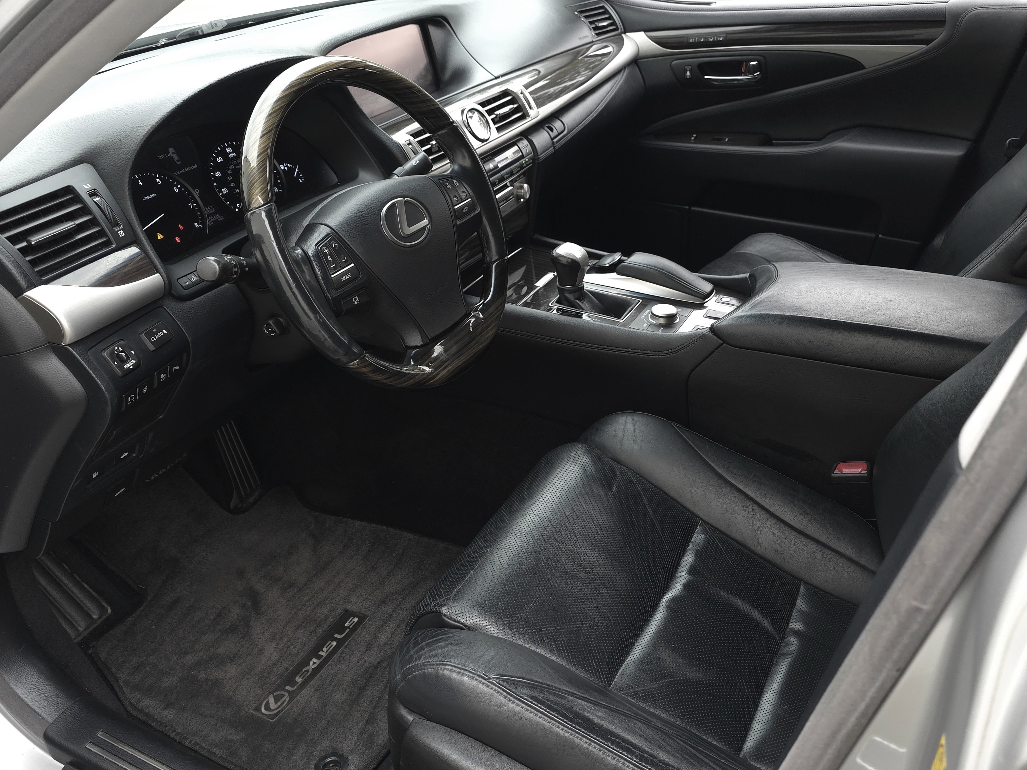 Used 2013 Lexus LS 460 AWD image 9