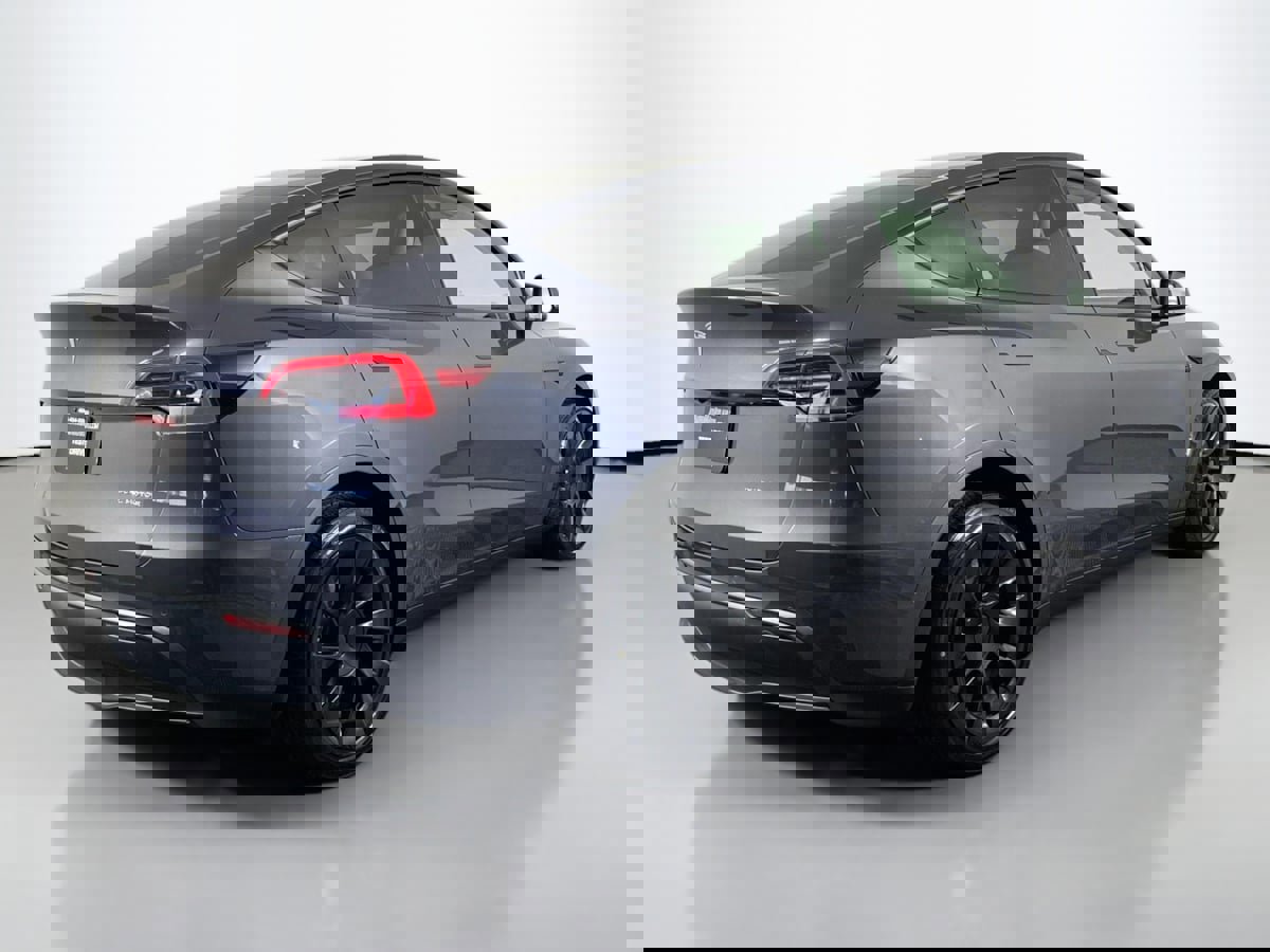 Used 2022 Tesla Model Y Long Range image 6