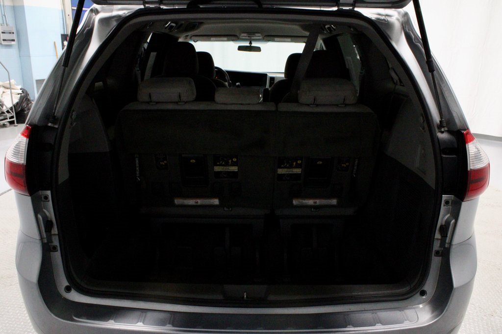 Used 2015 Toyota Sienna L image 12