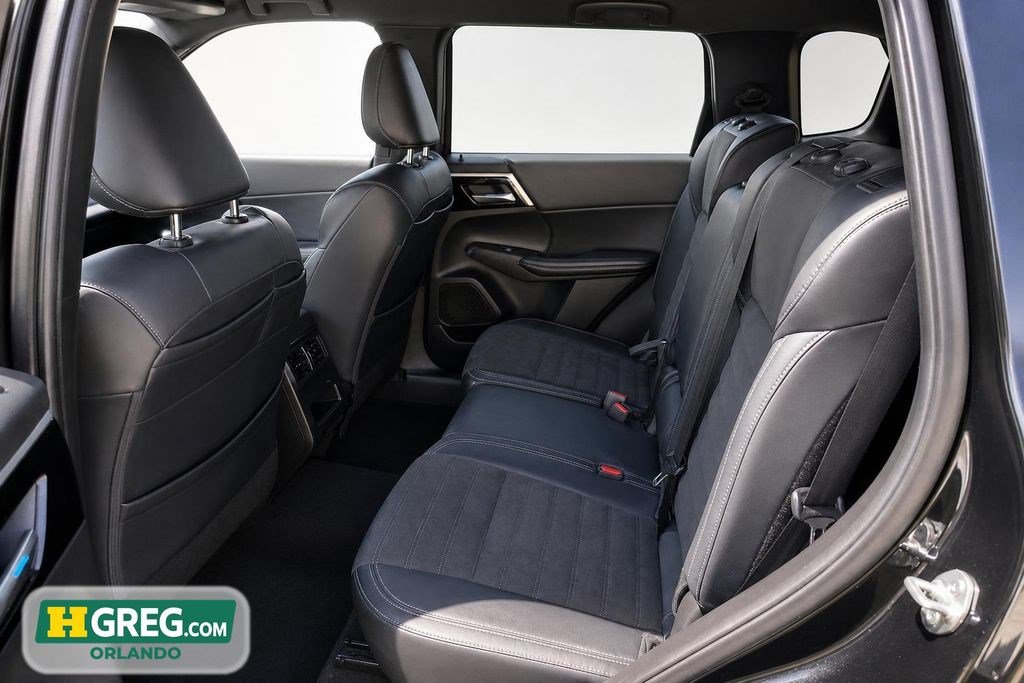 Used 2023 Mitsubishi Outlander SE FWD image 16
