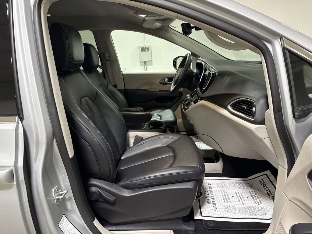 Used 2024 Chrysler Pacifica Touring-L image 21
