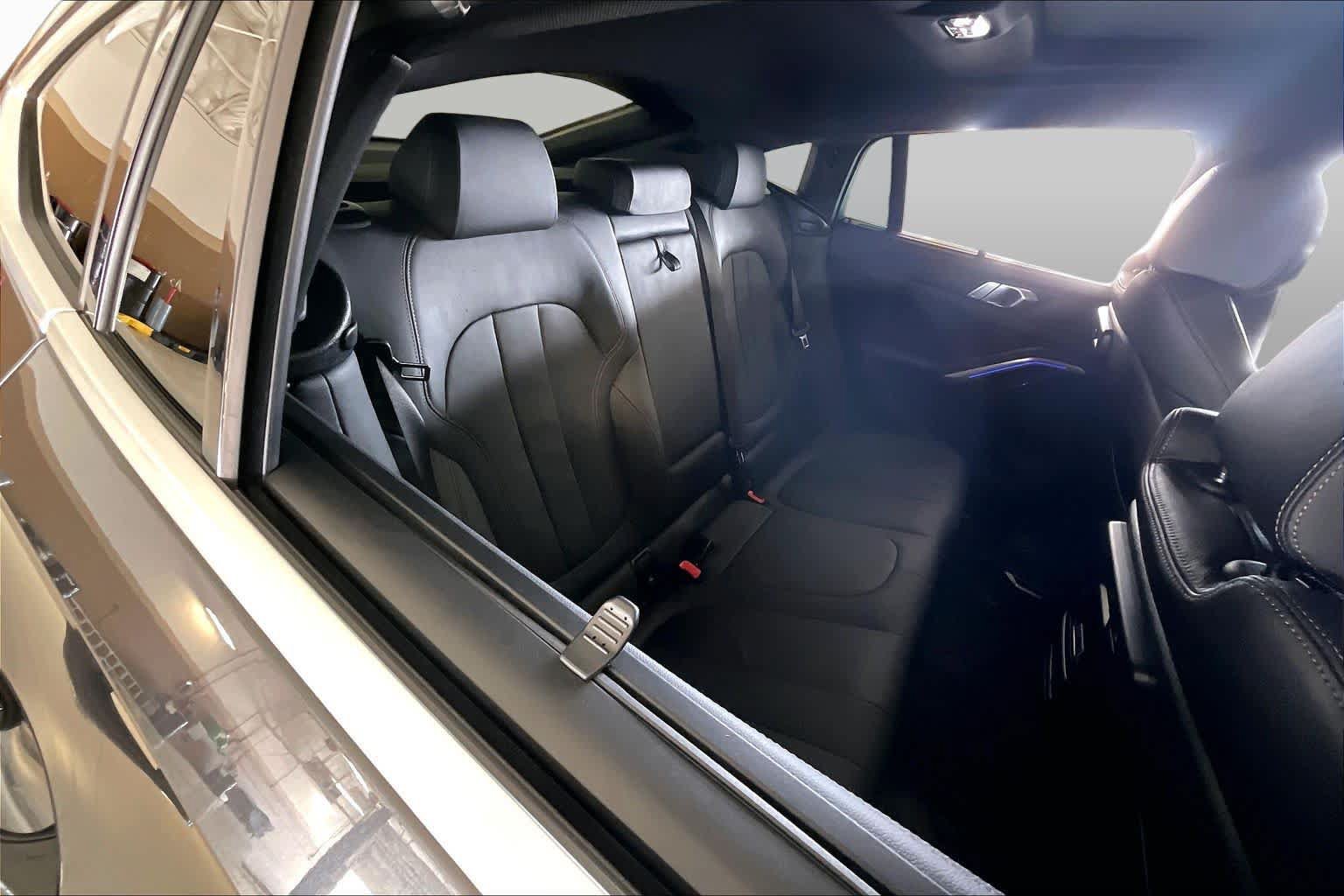 Used 2021 BMW X6 xDrive40i w/ Executive Package 2 AWD/4WD image 18