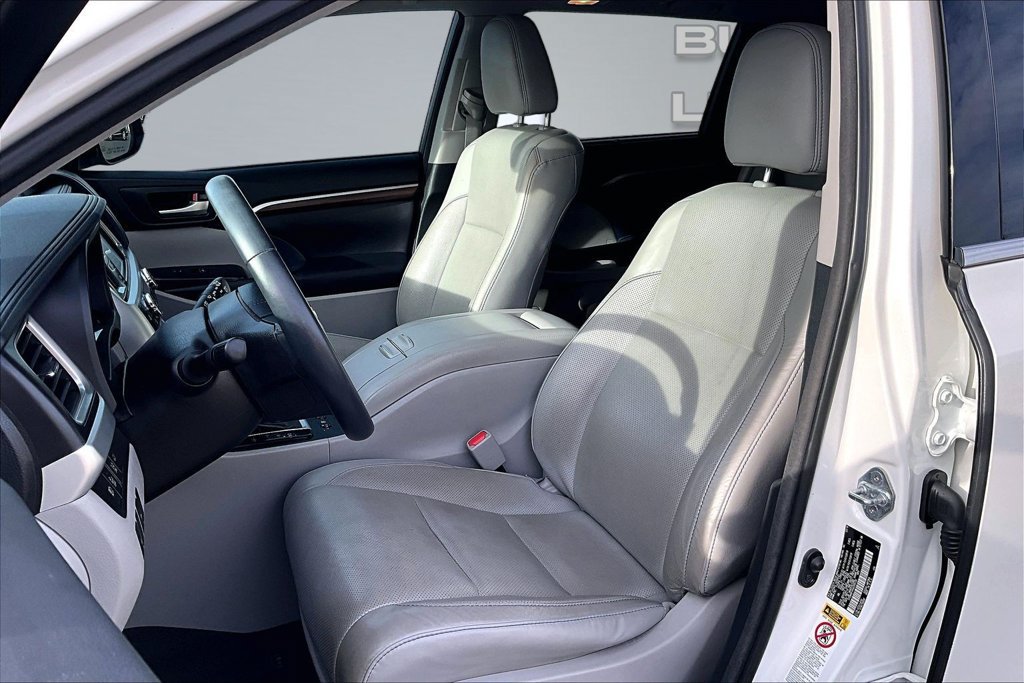 Used 2016 Toyota Highlander Limited w/ Driver Technology Package AWD/4WD image 25