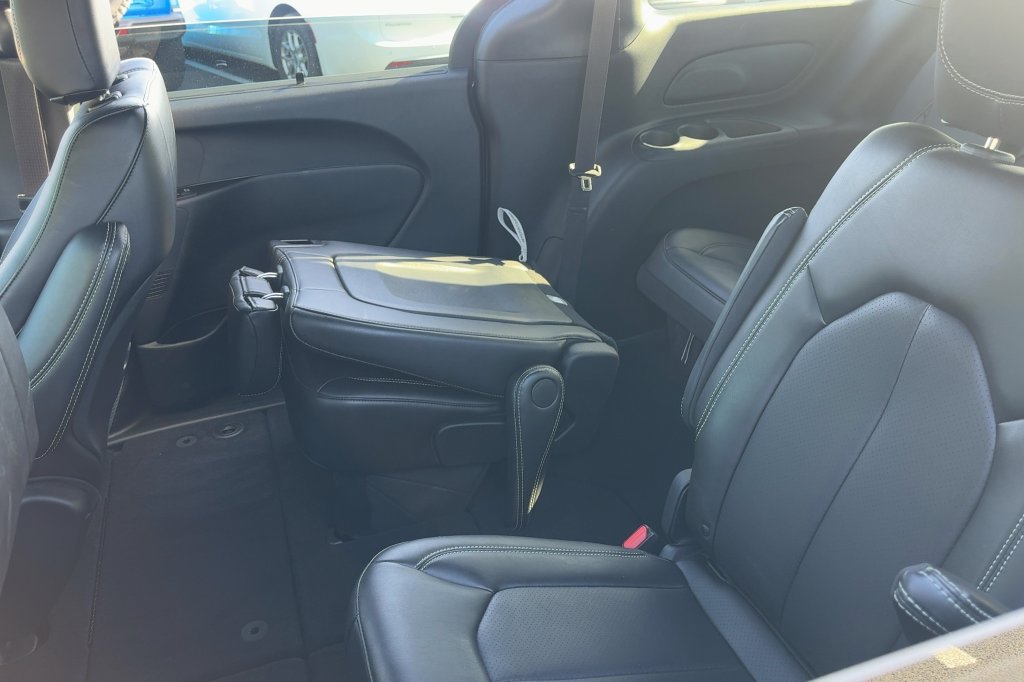 Used 2026 Chrysler Pacifica Select FWD image 12